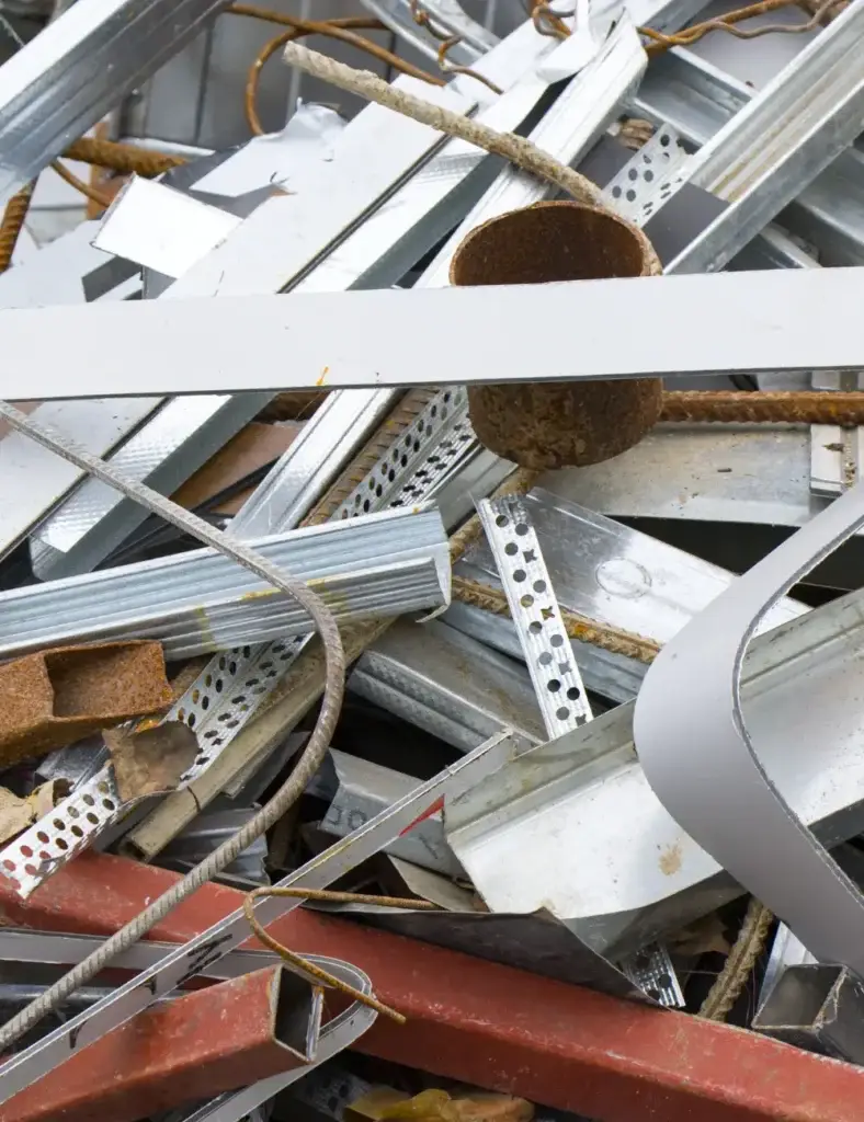 Gemischter Metallschrott mit Stahlprofilen und Blechteilen zur fachgerechten Entsorgung und Wiederverwertung
