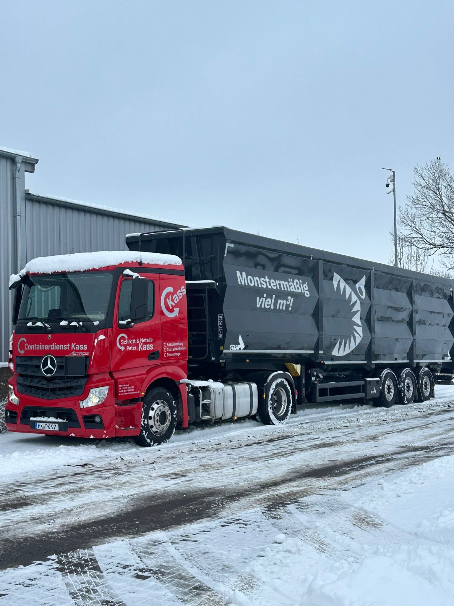 LKW vom Schrotthandel Kass in Brakel mit Containeraufbau im Wintereinsatz auf verschneitem Betriebsgelände