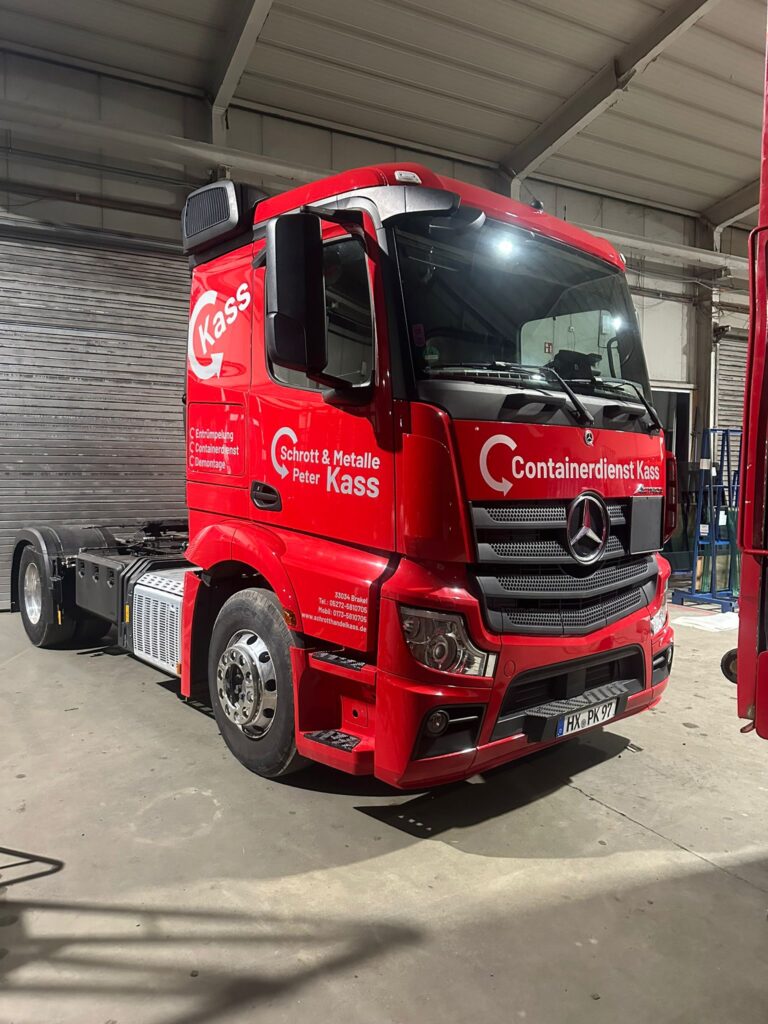 Roter LKW vom Schrotthandel Kass in Brakel in einer Werkhalle bereit für Containerdienst und Schrotttransport