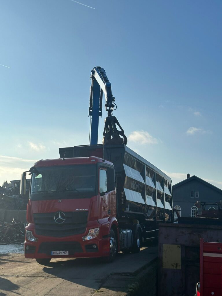 LKW vom Schrotthandel Kass in Brakel mit Containeraufbau beim Verladen von Schrott auf dem Betriebshof