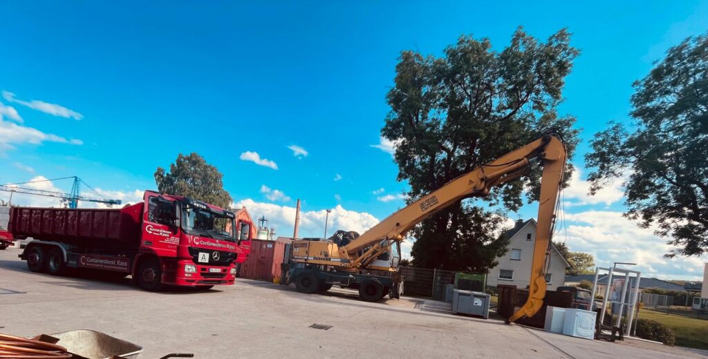 LKW und Bagger vom Schrotthandel Kass in Brakel beim Umladen von Schrott und Containern auf dem Betriebsgelände
