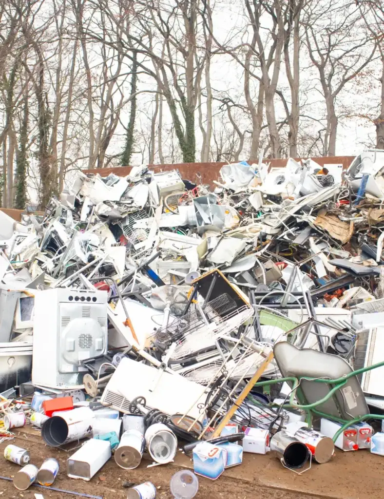 Großer Haufen Elektroschrott mit alten Geräten und Metallteilen auf einem Recyclinghof zur fachgerechten Entsorgung
